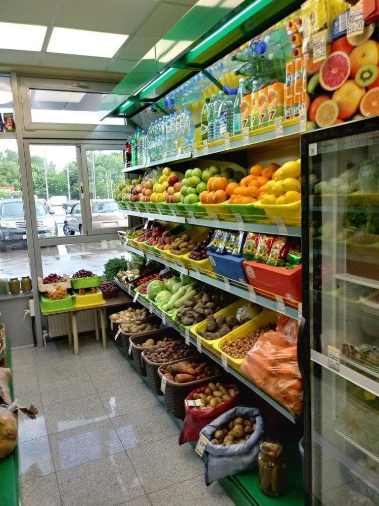Овощной стеллаж с зеркальным фризом и подсветкой